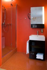 Koupelna v ubytování Alma Boutique-Hotel + 30 fotografií