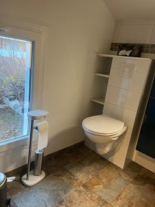 Un baño con inodoro y ventana. en Maison familiale les Sablettes près de la mer, en La Seyne-sur-Mer 22 fotos más