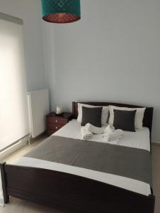 sypialnia z dużym łóżkiem z butami w obiekcie Peramos Luxury w mieście Néa Péramos