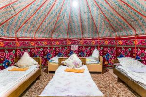 Postel nebo postele na pokoji v ubytování Arista Yurt Camp