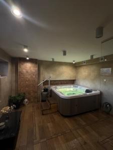 duża łazienka z dużą wanną w pokoju w obiekcie Hotel Beskidian w Węgierskiej Górce
