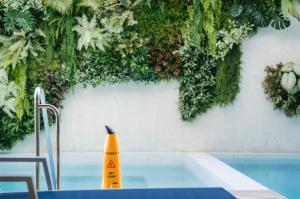 المسبح في Hotel Parangvue أو بالجوار