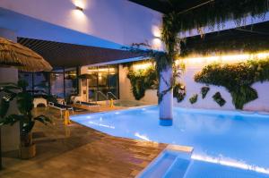 المسبح في Hotel Parangvue أو بالجوار