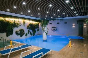 المسبح في Hotel Parangvue أو بالجوار