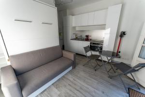 ein Wohnzimmer mit Sofa und Tisch in der Unterkunft Studio cosy avec jardin privatif proche transport in Vénissieux + 1 Foto
