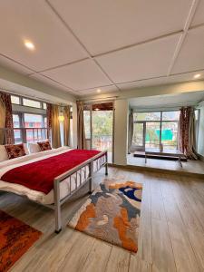 Postel nebo postele na pokoji v ubytování Eevolve Dharamkot - An Eco Hostel