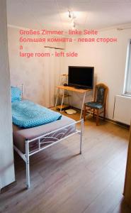a room with a bed and a desk with a computer at Ferienwohnung Monteurzimmer in Plessa