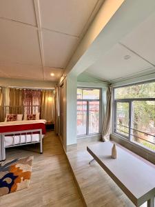 Eevolve Dharamkot - An Eco Hostel客房内的一张或多张床位