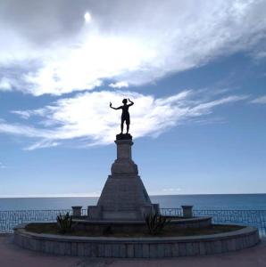 una estatua de una mujer parada encima de un monumento en LOCRI SUITE più CAMERE, en Locri