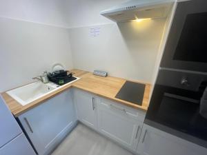 Kuchyň nebo kuchyňský kout v ubytování Joli studio près de la forêt