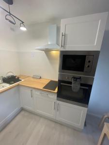 Kuchyň nebo kuchyňský kout v ubytování Joli studio près de la forêt
