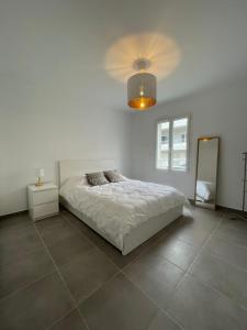 Ένα ή περισσότερα κρεβάτια σε δωμάτιο στο Appartement Solaro, plage à 100m