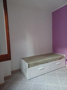a bed sitting in a corner of a room at Casa Grace in Mazara del Vallo