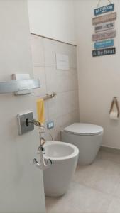 une salle de bain avec un lavabo et des toilettes dans l'établissement AltamareA Vacation home, à Brucoli 24 autres photos