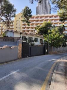 贝尼多姆Casa en la naturaleza en Benidorm的建筑物前的空荡街道