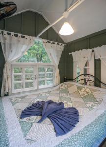 Postel nebo postele na pokoji v ubytování ปางสูงเฮาส์ Blue mini House