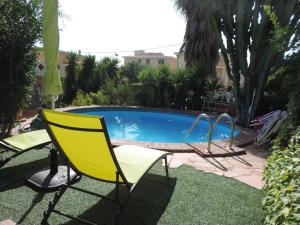 een paar stoelen en een zwembad bij Villa Marina in Orosei