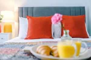 Giường trong phòng chung tại Jephsons Lodge Studio 2 - Town Centre Gem, Free Parking