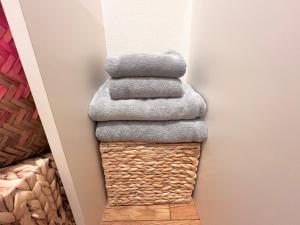 une pile de quatre serviettes dans un panier dans l'établissement FARE Akihabara1 201, à Tokyo 24 autres photos