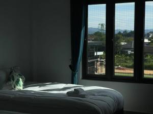 Giường trong phòng chung tại MANYTHIP Hotel