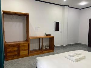 Giường trong phòng chung tại MANYTHIP Hotel