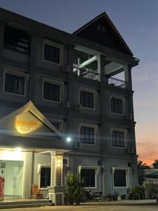 Tòa nhà nơi khách sạn tọa lạc