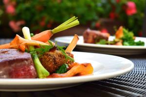 un piatto di alimenti con carne e verdure su un tavolo di Patan Square - 2 km from Patan Durbar Square a Patan
