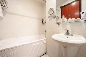 Ένα μπάνιο στο A25 Hotel - 30 An Dương