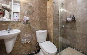Ένα μπάνιο στο A25 Hotel - 30 An Dương