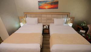 Voodi või voodid majutusasutuse Cairo Taj Hotels & Suites - Dokki toas