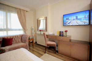 Televiisor ja/või meelelahutuskeskus majutusasutuses Cairo Taj Hotels & Suites - Dokki