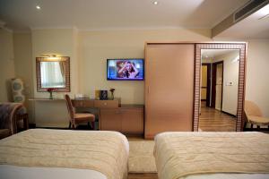Televiisor ja/või meelelahutuskeskus majutusasutuses Cairo Taj Hotels & Suites - Dokki