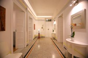 巴里Room and Suite - BARI CENTRALE -的走廊上设有白色门和桌子