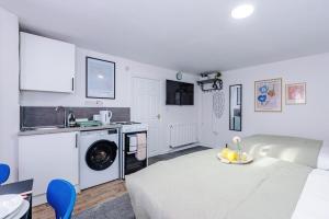 Η κουζίνα ή μικρή κουζίνα στο Jephsons Lodge Studio 5 - Free Parking, Prime, WiFi