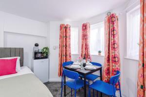 Η κουζίνα ή μικρή κουζίνα στο Jephsons Lodge Studio 5 - Free Parking, Prime, WiFi +10 φωτογραφίες