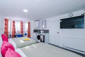 Μια τηλεόραση ή/και κέντρο ψυχαγωγίας στο Jephsons Lodge Studio 5 - Free Parking, Prime, WiFi