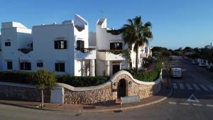 een gebouw met een stenen muur naast een straat bij Hippie und Famila Paraiso in Cala d´Or