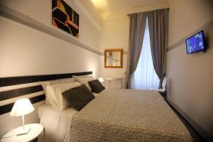 巴里Room and Suite - BARI CENTRALE -的带一张大床和一扇窗户的卧室