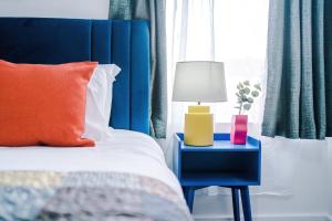 Giường trong phòng chung tại Jephsons Lodge Studio 6 - Town Centre Gem, Parking, WiFi & Free Netflix