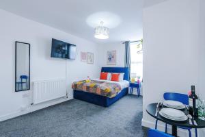 Giường trong phòng chung tại Jephsons Lodge Studio 6 - Town Centre Gem, Parking, WiFi & Free Netflix +16 ảnh