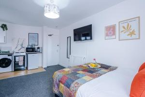 Giường trong phòng chung tại Jephsons Lodge Studio 6 - Town Centre Gem, Parking, WiFi & Free Netflix