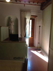 una habitación con una estatua de un hombre en la pared en Relax Centro storico en Rapolano Terme