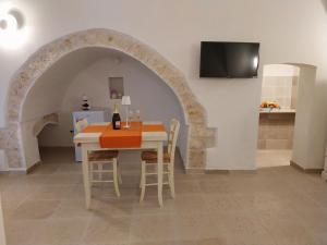 a dining room with a table and an archway at Casa Antonietta - Ostuni Centro in Ostuni