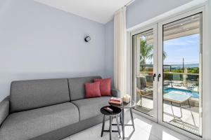 Bazén v ubytovaní Frunze Luxury Apartments alebo v jeho blízkosti