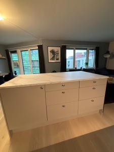 una gran encimera blanca en una habitación con ventanas en Penthouse in Trondheim, Solsiden, en Trondheim 6 fotos más