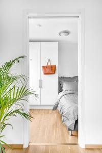 Un dormitorio con paredes blancas y una cama. en Penthouse in Trondheim, Solsiden, en Trondheim