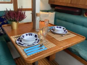 Una mesa de madera con platos y fuentes encima. en Merak, en Lisboa