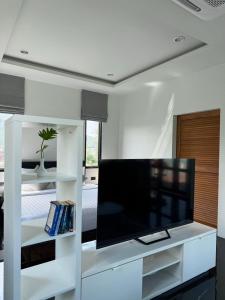 TV a/nebo společenská místnost v ubytování Ice Kamala Beach Hotel