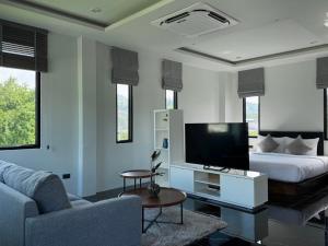 TV a/nebo společenská místnost v ubytování Ice Kamala Beach Hotel
