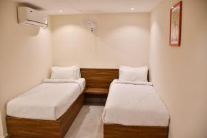 Ένα ή περισσότερα κρεβάτια σε δωμάτιο στο Dhruv Elite and Banquets +21 φωτογραφίες